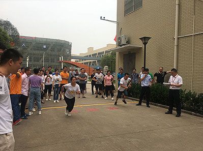 夏意漸濃迎賽事，接力短跑逞英豪